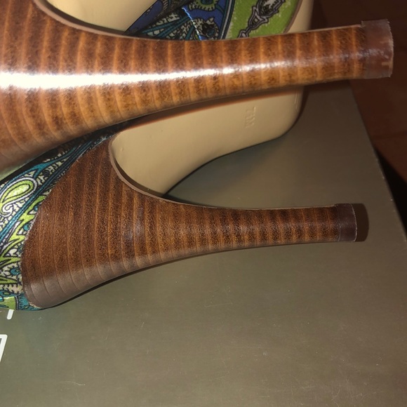 NWT MARC FISHER GREEN MULTI SATIN PEEPTOE HEELS main image 2